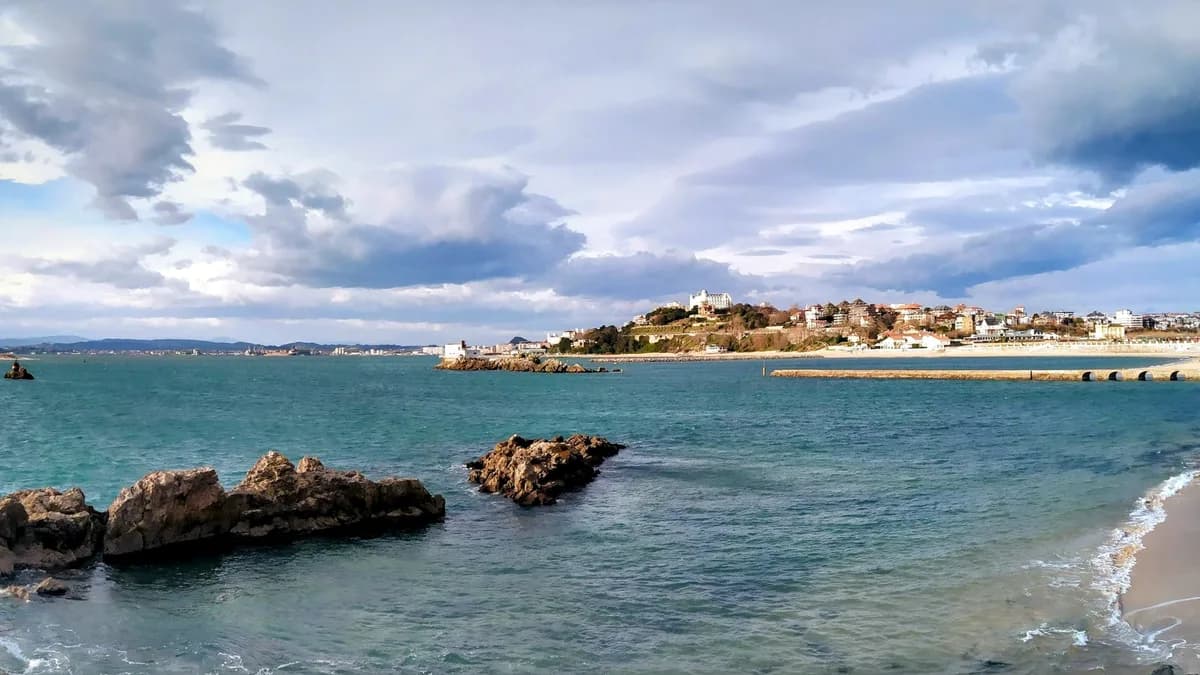 Playa de los Bikinis bajo los acantilados de la Península de la Magdalena