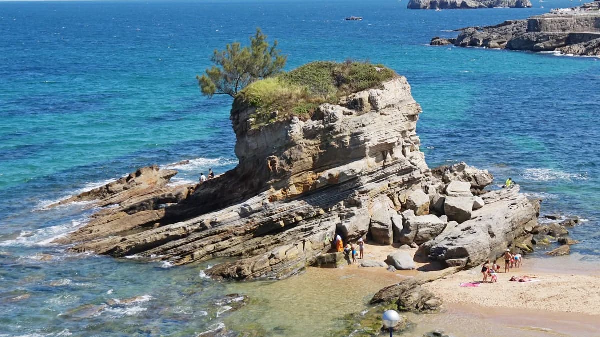 Playa del Camello con su emblemática formación rocosa en Santander