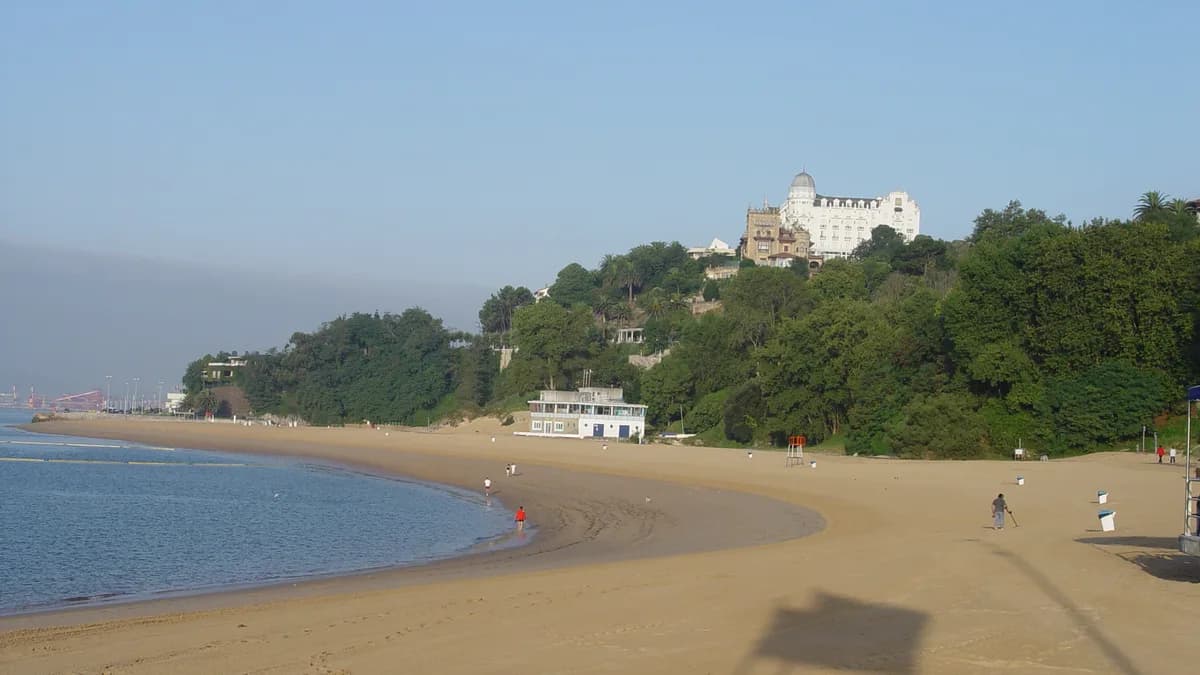 Playa de la Magdalena con vistas a la bahía de Santander