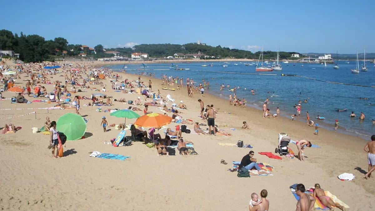 Playa de los Peligros y su pasarela de madera sobre la bahía