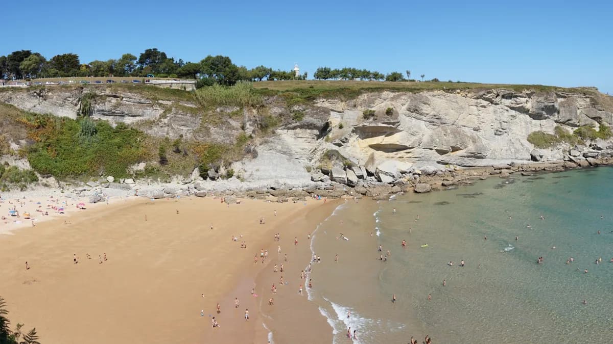Cala de Mataleñas encajada entre acantilados de Cabo Menor en Santander