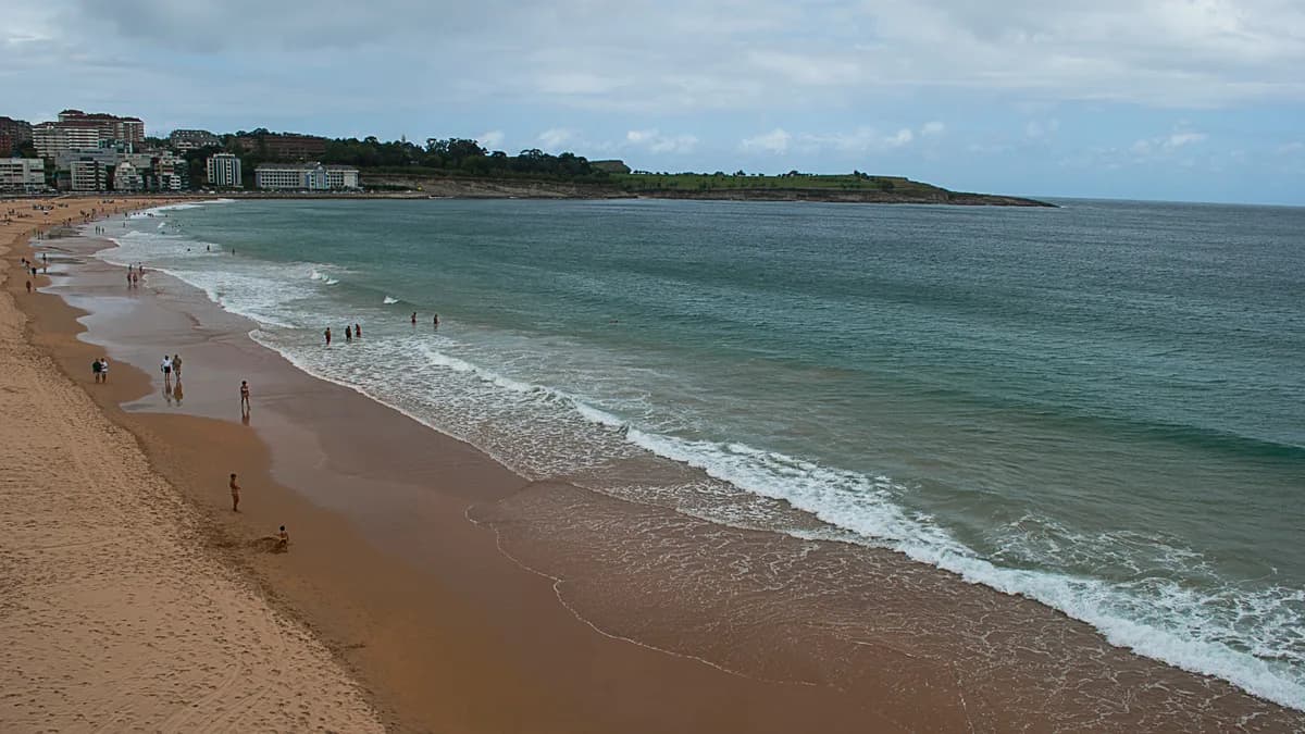 Primera Playa del Sardinero con el Gran Casino y el paseo marítimo