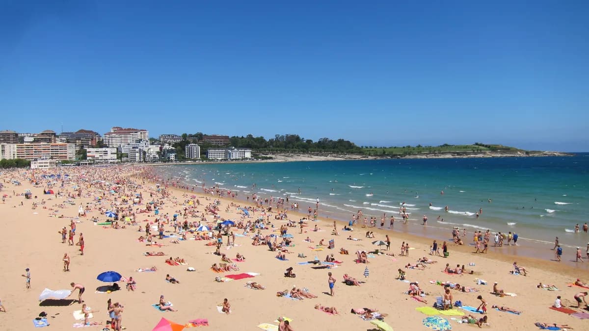 Vista panorámica de la Segunda Playa del Sardinero en Santander